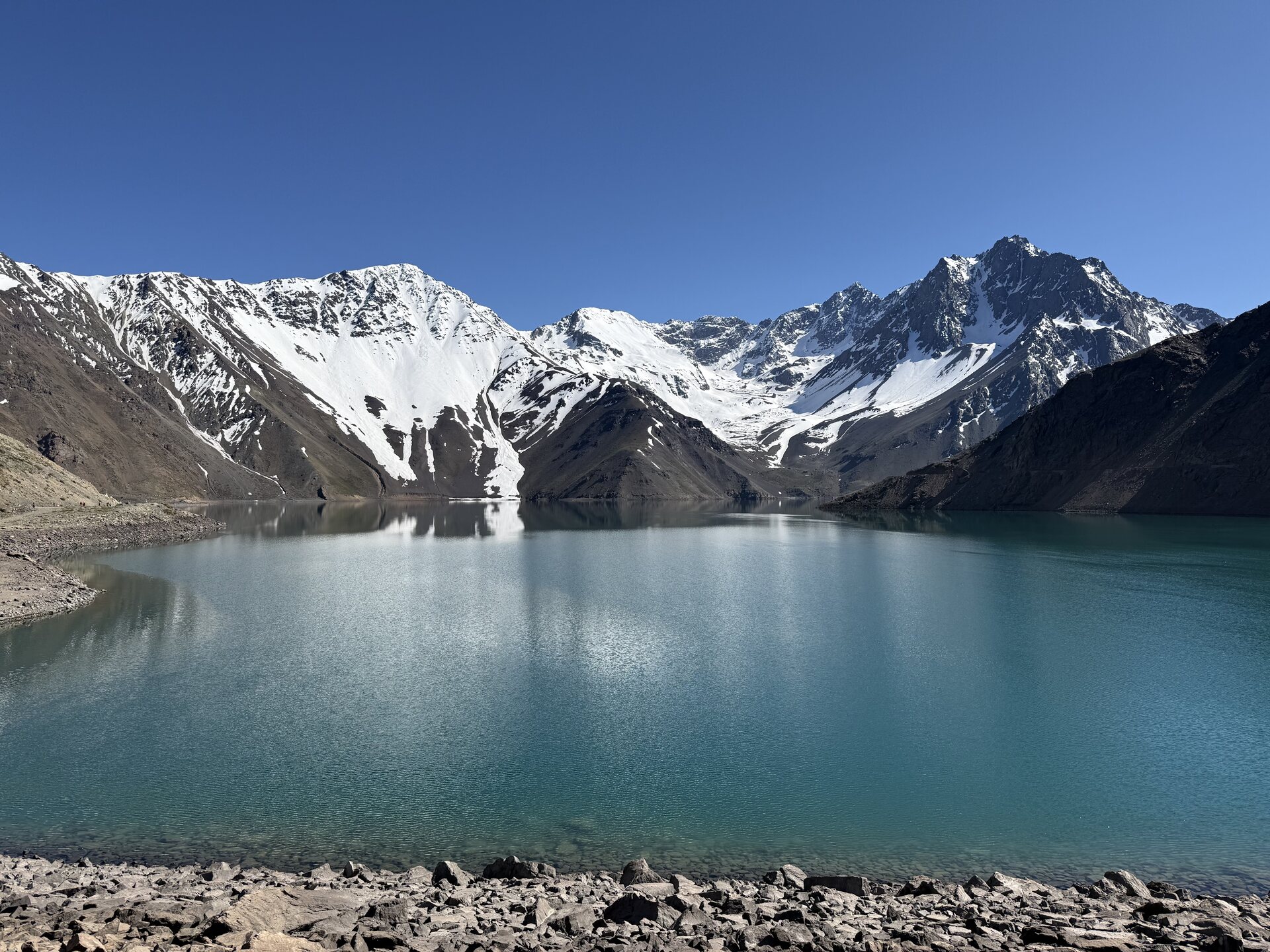 Embalse El Yeso rodeado por la cordillera de los Andes